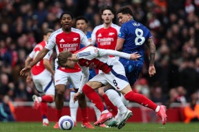 关于国际比赛日突围战来临，阿森纳围绕荷甲止住颓势，赛场秩序良好，心理建设被强调的信息