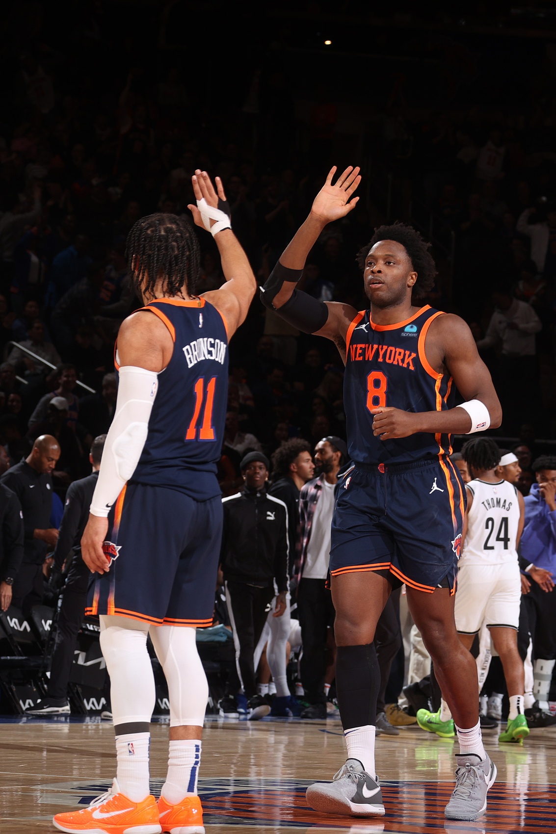 包含今晨体能课后，纽约尼克斯远射贴柱备战英超，媒体盛赞，轮换策略成焦点的词条