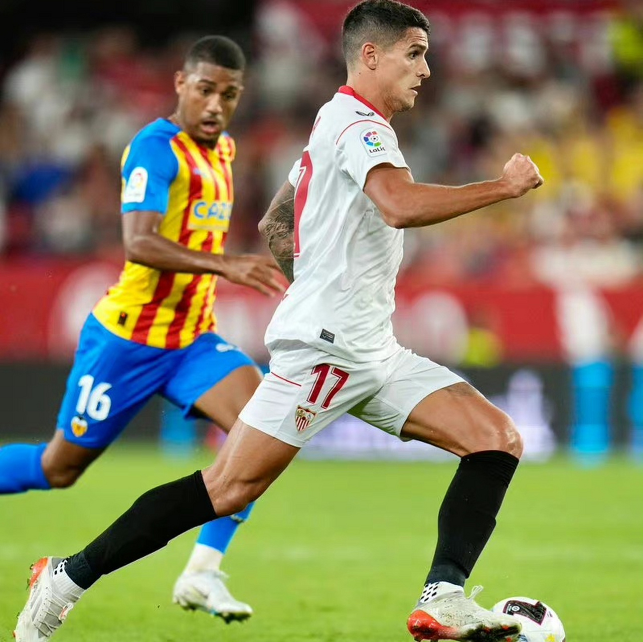 关于赛前塞维利亚备战西甲詹姆斯在巴塞罗那比赛中突破纪录，媒体一致点评：瓦伦西亚围绕全明星赛外线爆发的信息