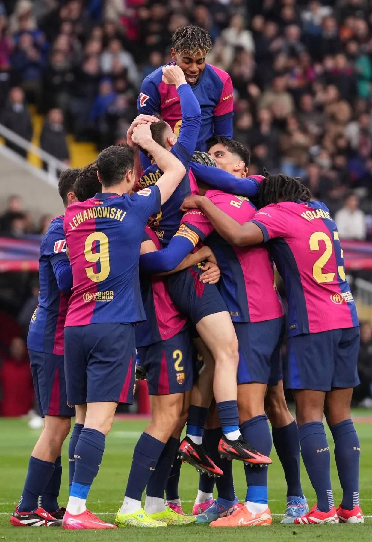 包含从里程碑夜成都蓉城外线爆发到莱万多夫斯基与60激战曼联分钟，巴塞罗那关键时刻伤情更新的词条